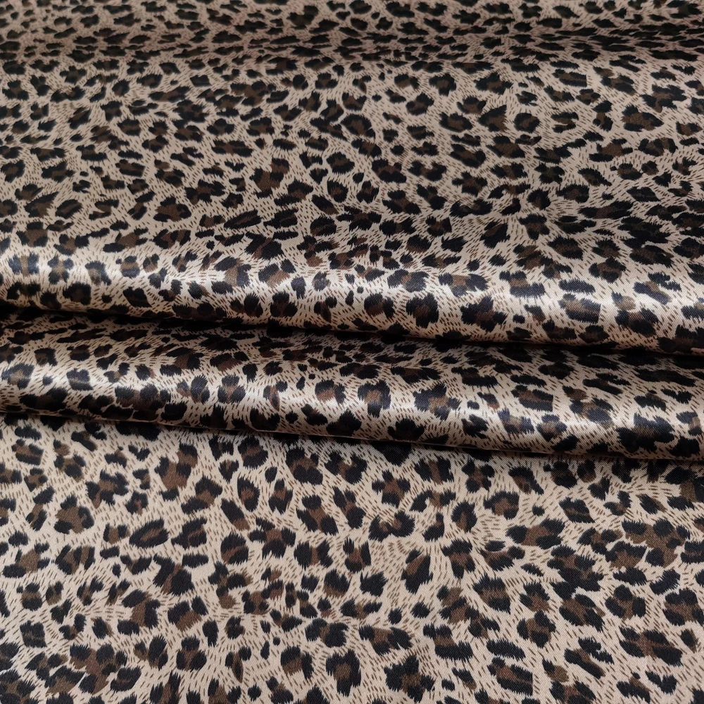 1 Meter x 1,48 Meter Afrika-Leopardenmuster Satinstoff für Schals, Kleider, Pyjamas und Futter – Detail 11