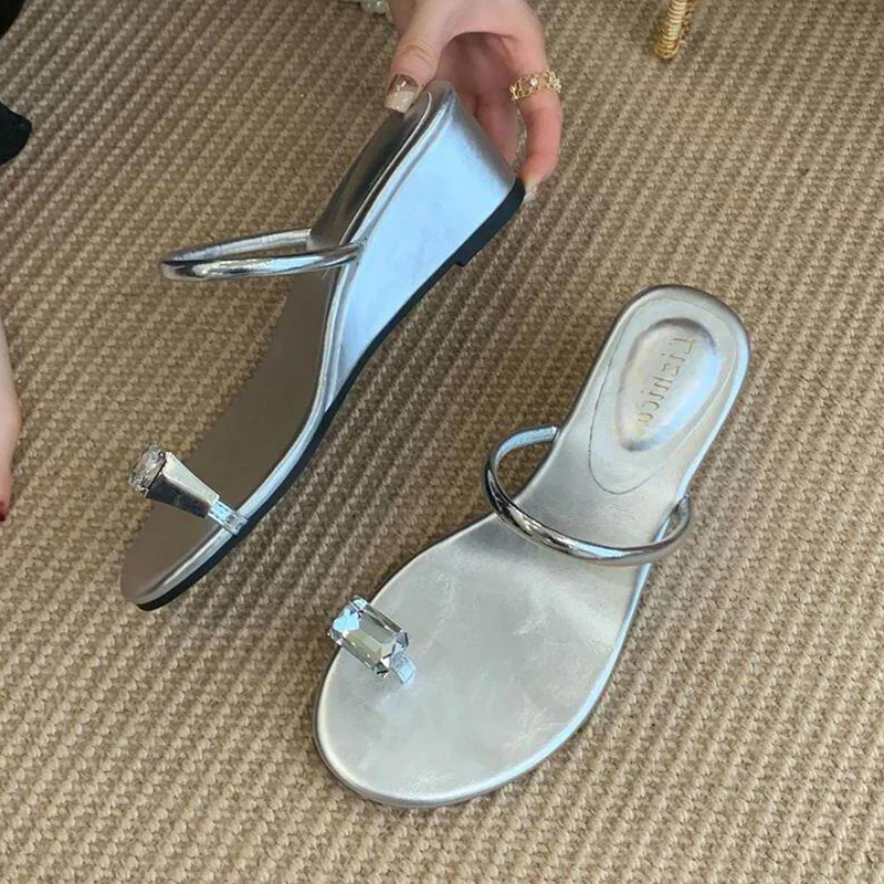 Kristall-Slipper Damen Keilabsatz-Schuhe Zehenclip Designer-Sandaletten 2026 Elegante Neue Kleider-Flip-Flops Sommer Mujer De Zapatos