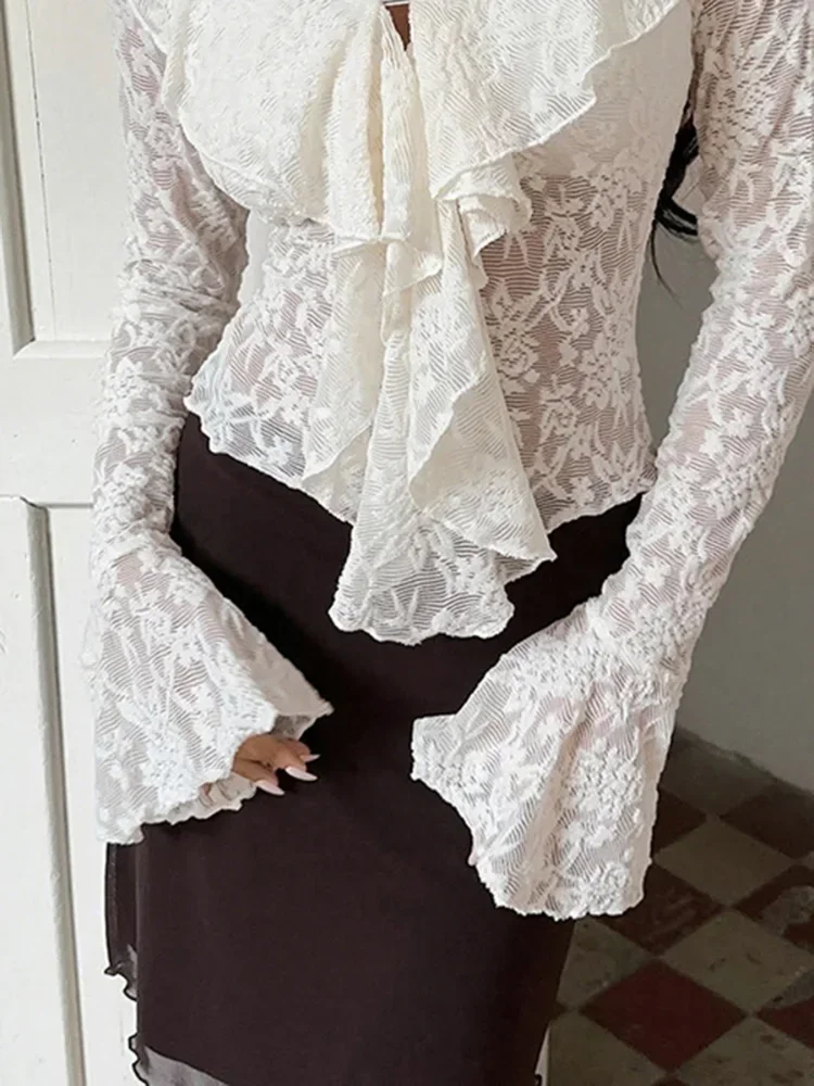 

Новая женская весенняя блузка 2026 года: элегантная белая кружевная рубашка с расклешенными рукавами, полными рукавами, воротником с рюшами, приталенная, укороченная