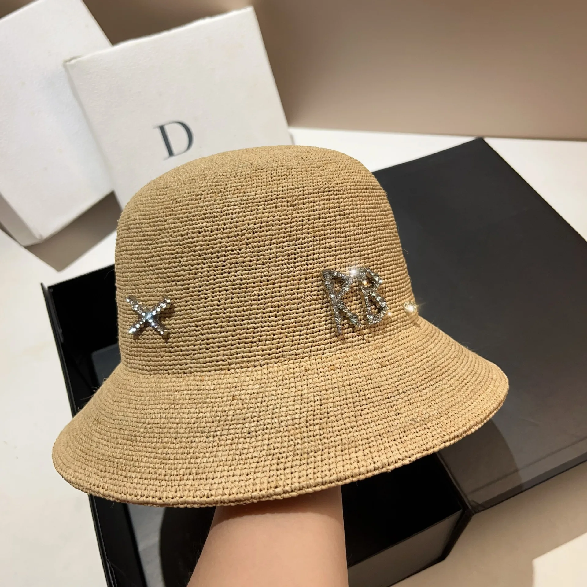 Sommerliche Natur-Raffia-Sonnenhüte für Damen, handgefertigt, gehäkelt, Stroh, Strand, Designer, Leder, Strass, luxuriöser, glänzender Bucket Hat – Detail 12