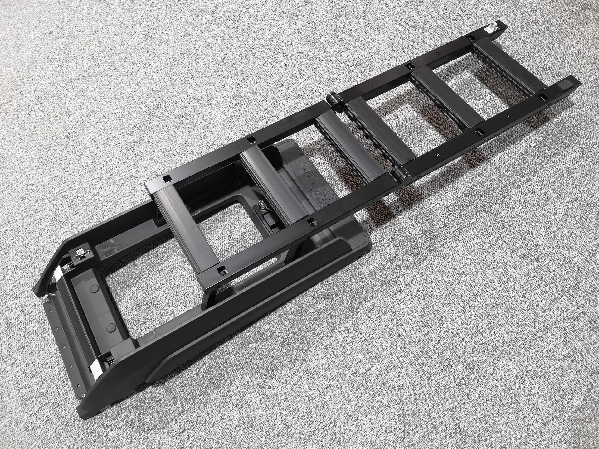 

Подходит для складных альпинистских лестниц, универсальных альпинистских лестниц и модифицированных боковых лестниц на багажниках на крыше.