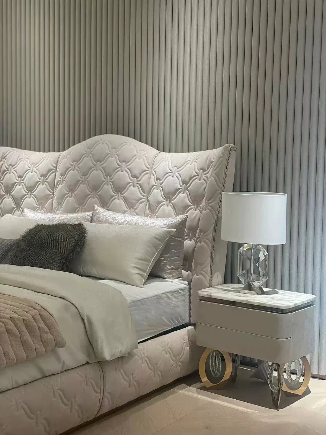 

JC Итальянская светлая роскошная матовая ткань Cc Кровать Роскошная главная спальня Двуспальная кровать Мебель Вилла Большая плоская свадебная кровать