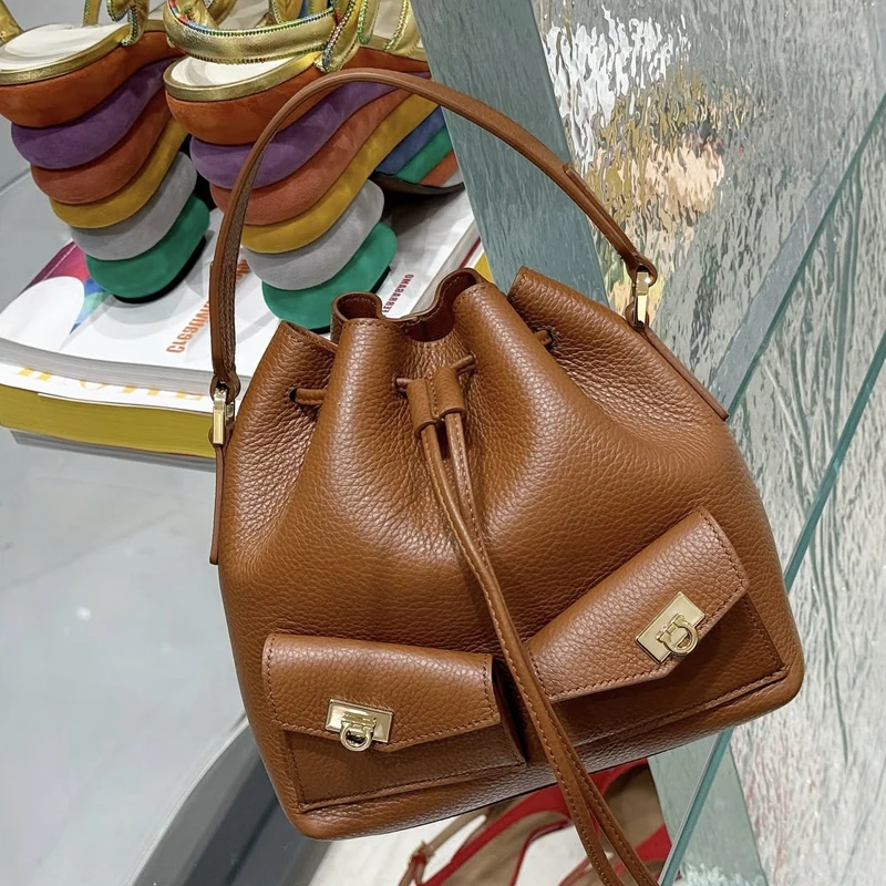 

Классические сумки-ведра для женщин. Роскошные дизайнерские сумки. Кошельки 2026. Новинка с замком из искусственной кожи с внутренним карманом. Верхняя ручка. Подмышками. Плечо.