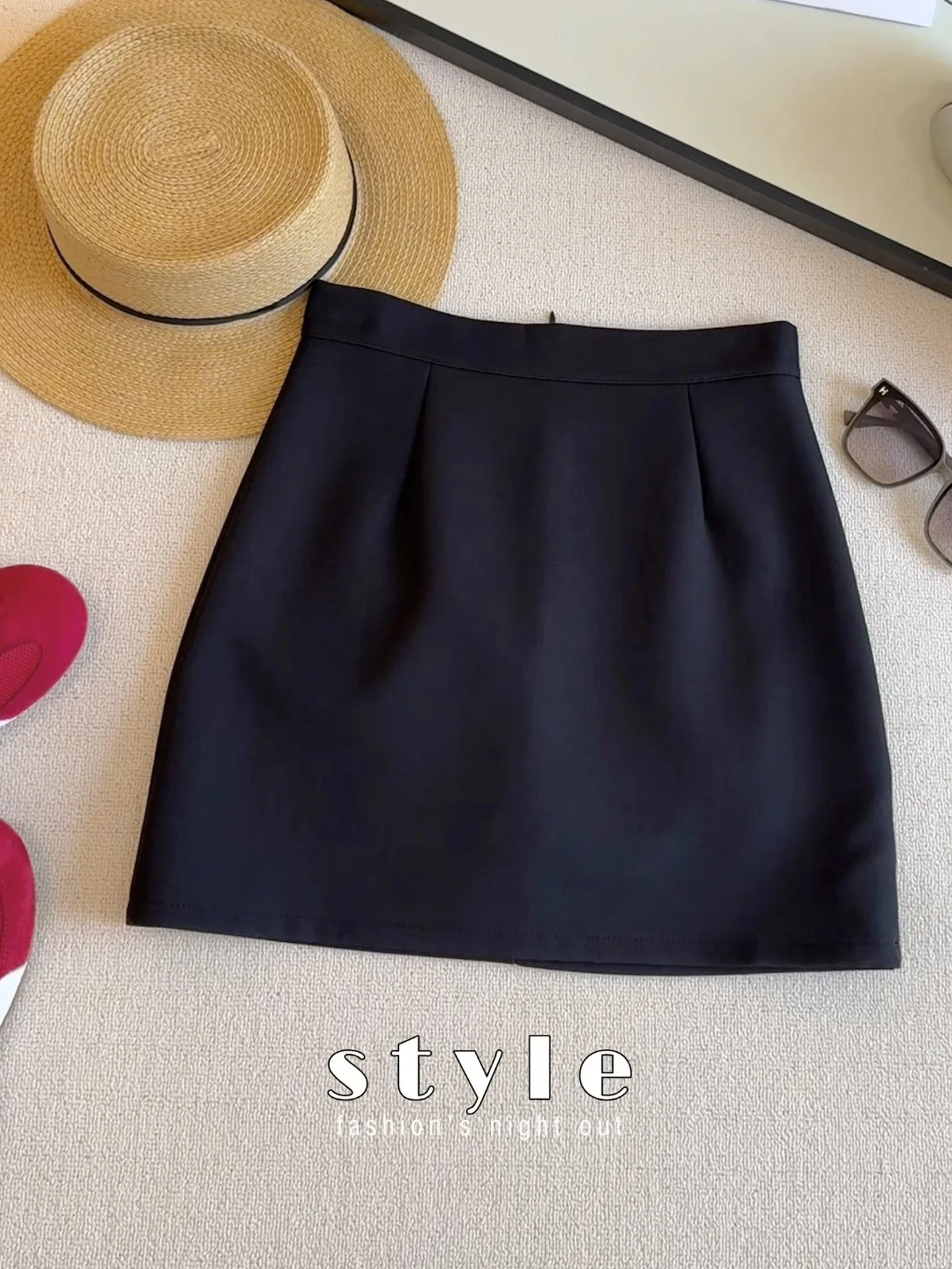 

Черный костюм, короткая юбка с завышенной талией, женская полуюбка, осенний антиблик, элитный темперамент, обнимающая юбка А-силуэта на бедрах