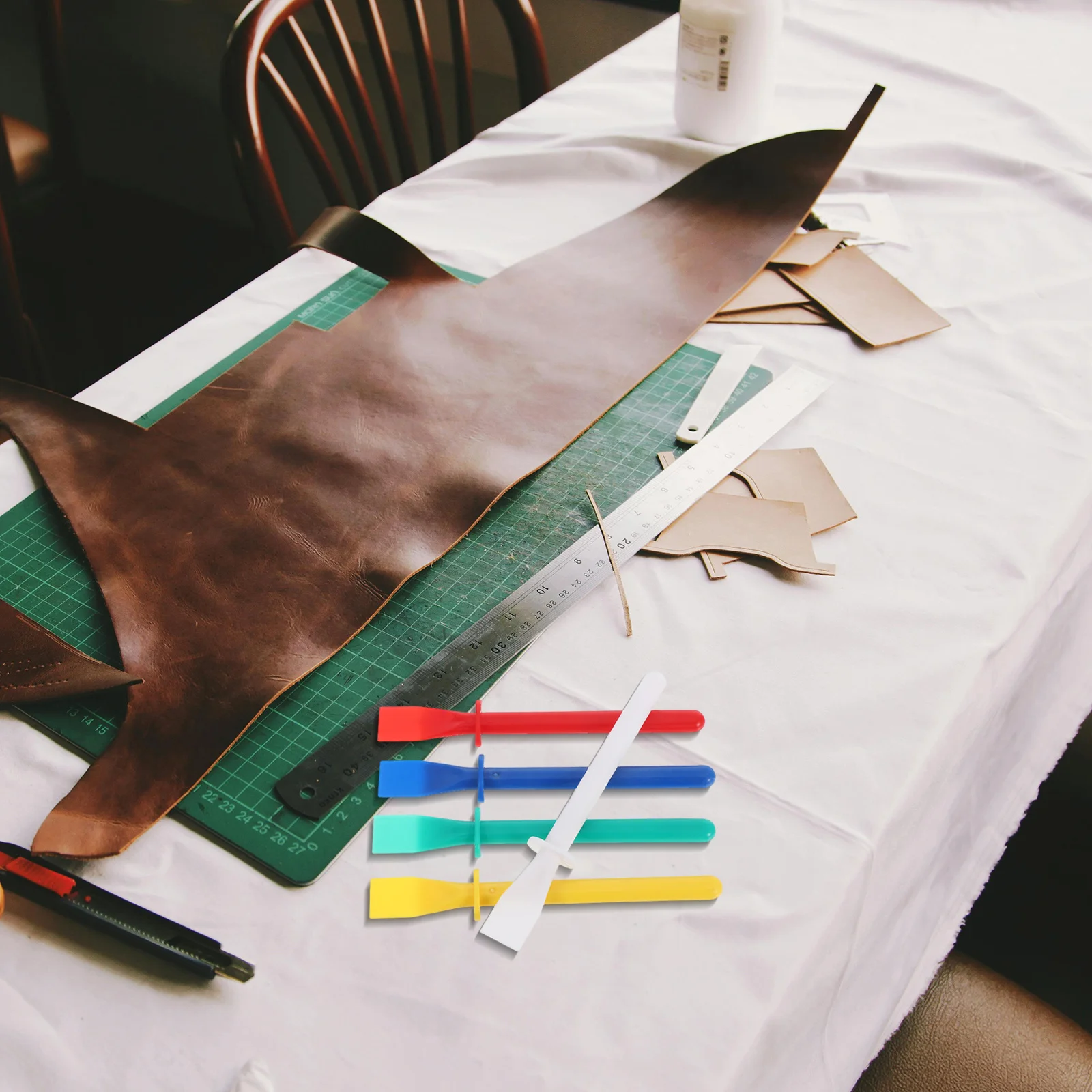 

5Pcs Glue Spreader Flexible Plastic Applicator Smooth Even Glue Application for DIY Leatherwork Craft Tool