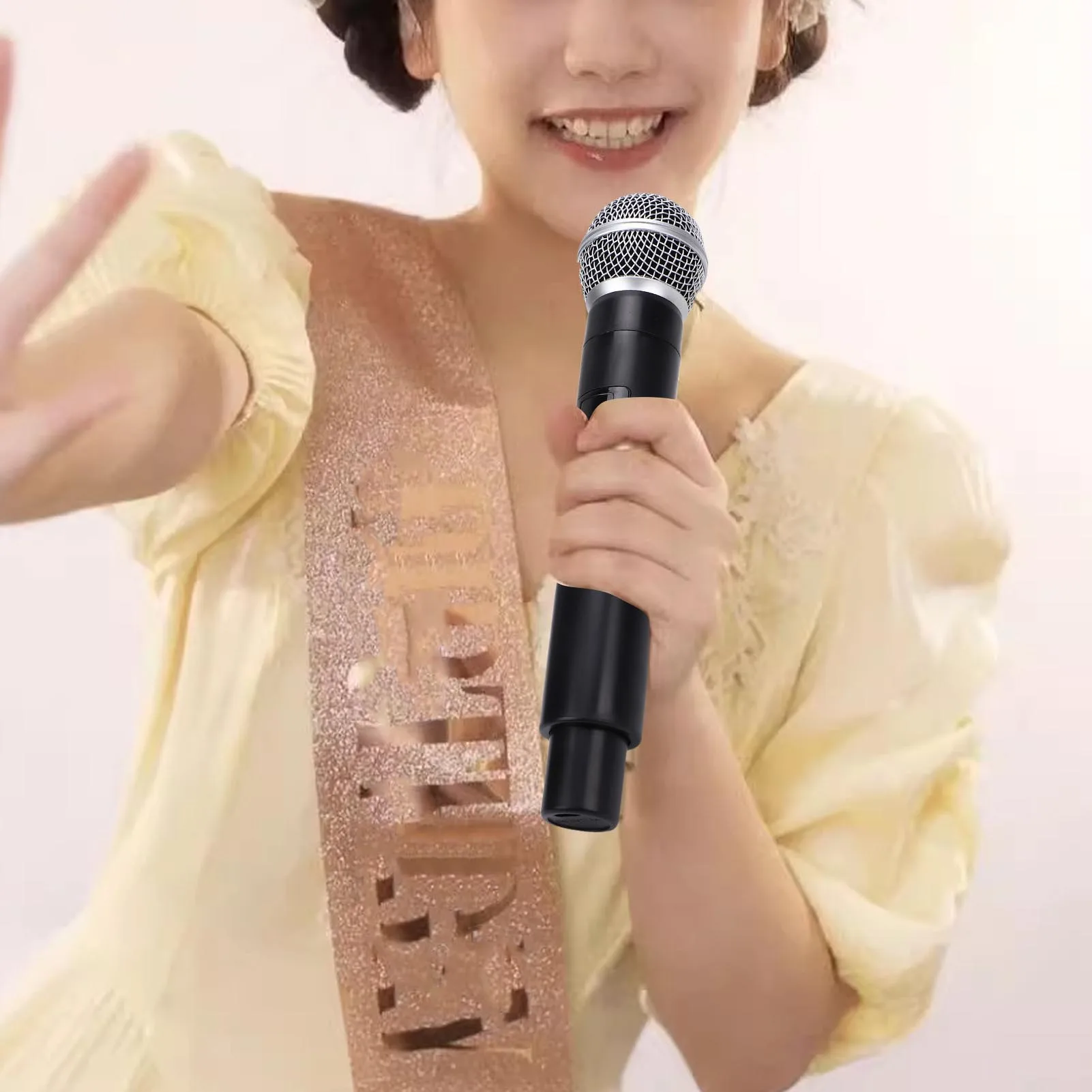 Modelo de micrófono, accesorio de micrófono de mano realista de Metal ligero para simular la práctica del habla, micrófono realista para Cosplay en escenario