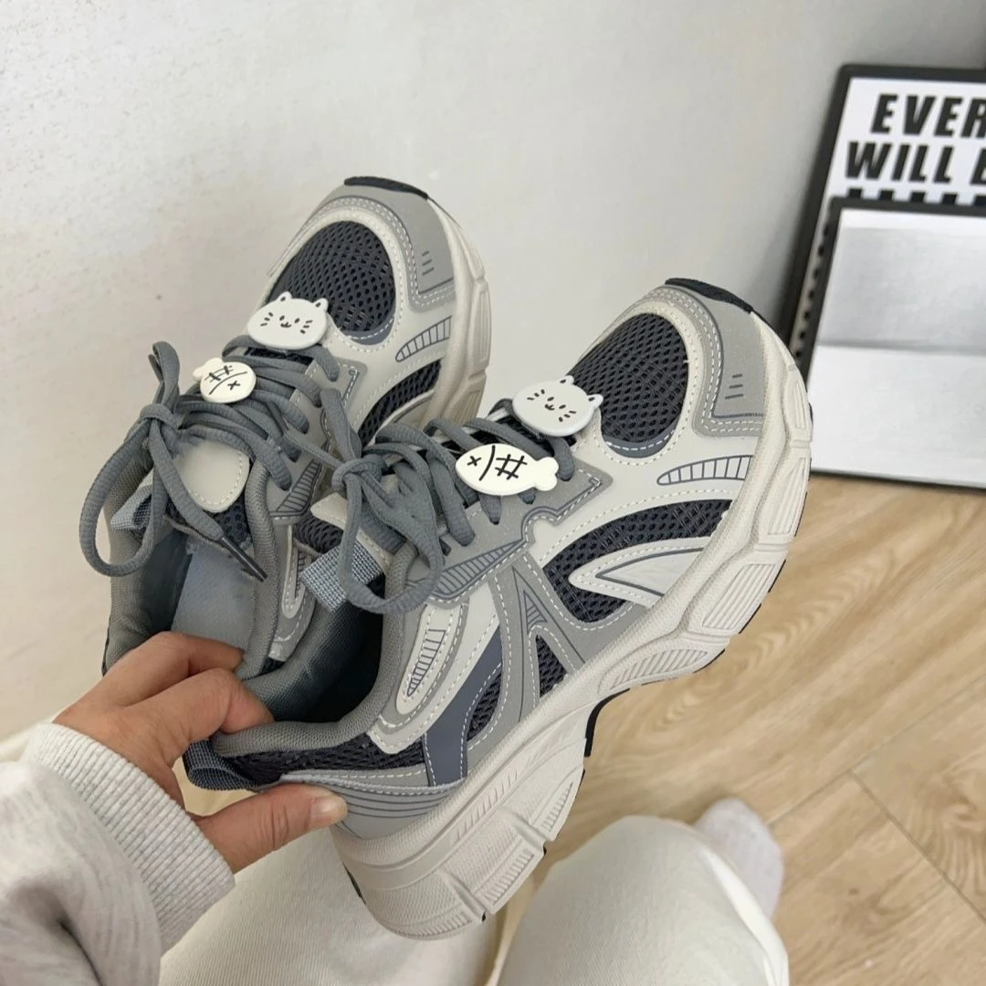 ​ أحذية رياضية نسائية عالية الكعب 2025 ربيع جديد طالب متعدد الاستخدامات سميكة وحيد تنفس شبكة أحذية للنساء أحذية الموضة