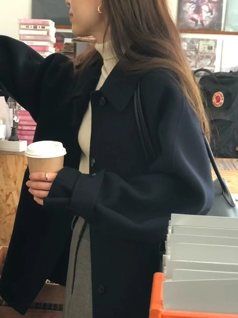 เสื้อโค้ทขนสัตว์ทรงยาวปานกลาง ปกพับติดกระดุมเม็ดเดียว สไตล์วินเทจ สำหรับผู้หญิง ฤดูใบไม้ร่วง ฤดูหนาว รุ่นใหม่ ให้ความรู้สึกหรูหรา สไตล์ทวี