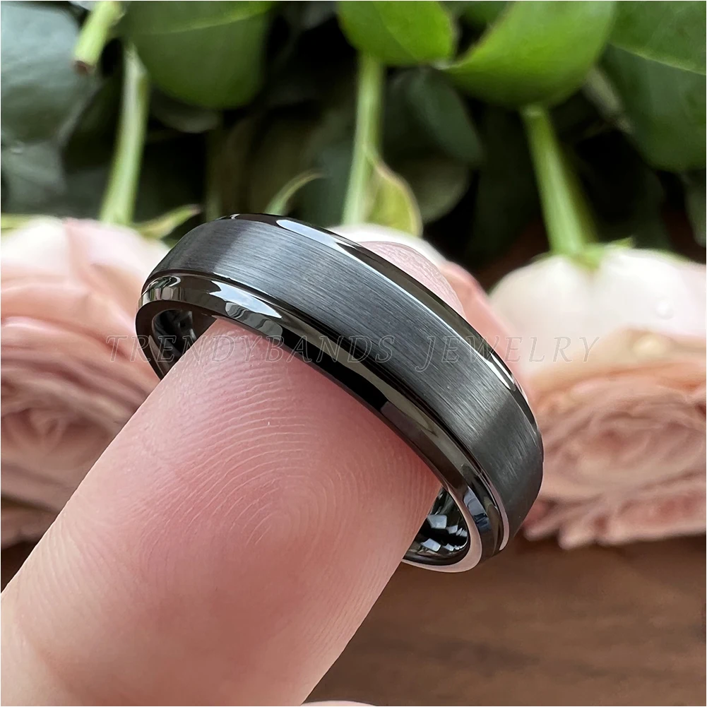4 mm schwarzer Damen- und Herrenschmuck, Wolframkarbid-Ring, Ehering mit abgestuften, abgeschrägten Kanten, gebürstete Oberfläche, bequeme Passform – Detail 9