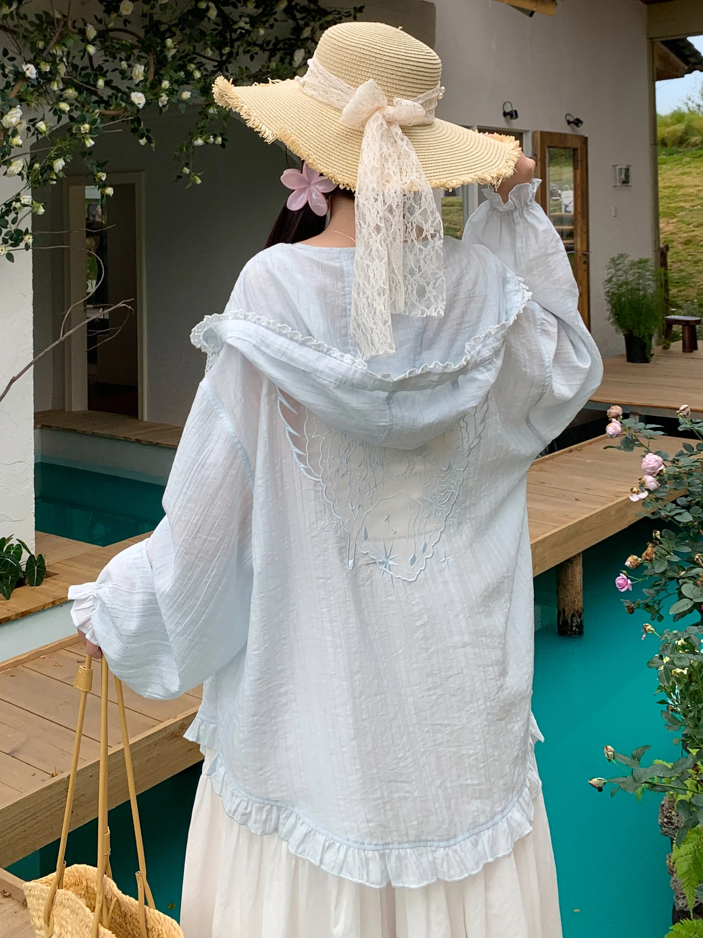 

Новинка: Женская летняя куртка свободного кроя с дышащим полым дизайном, кружевными вставками и длинными рукавами. Повседневный шик.