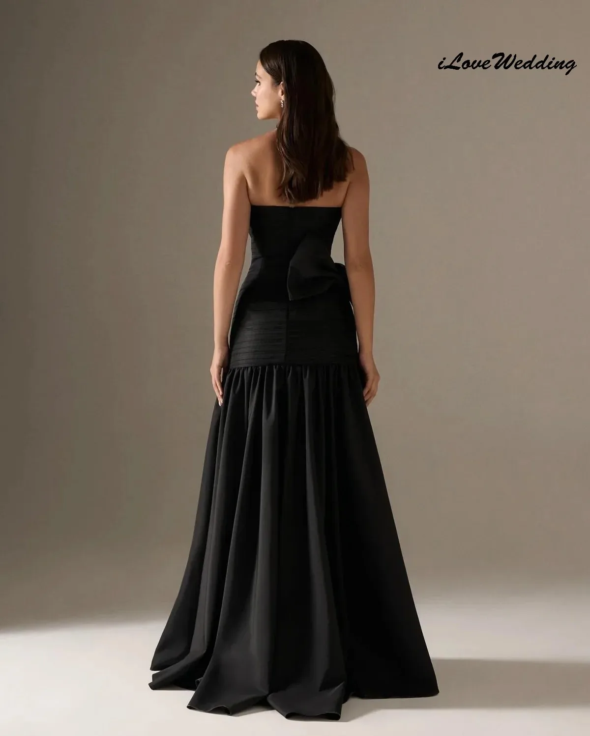 فساتين لحضور الحفلات الموسيقية باللون الأسود على شكل حرف v مخصصة 2025 بدون حمالات على شكل حرف a أنيقة للنساء فستان الحفلات على شكل حرف a مطوي فساتين سهرة طول الأرض