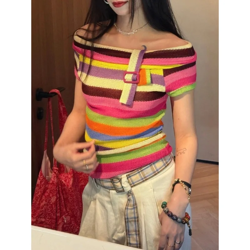 เสื้อยืดแขนสั้นเปิดไหล่สไตล์วินเทจ Y2K สำหรับผู้หญิง ดีไซน์เข็มขัดสีสันสดใส ให้ความรู้สึกดีใจผ่อนคลาย