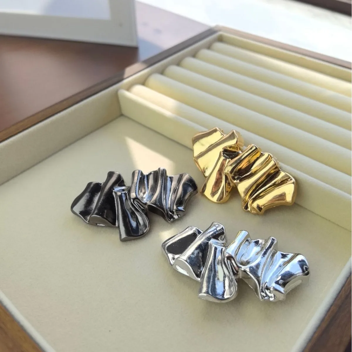 Abstract Crinkled Metal Brooch, Modern Irregular Fold Textured Lapel Pin, Avant-Garde Geometric Alloy Clothing Accessory for Suit Coat Dress