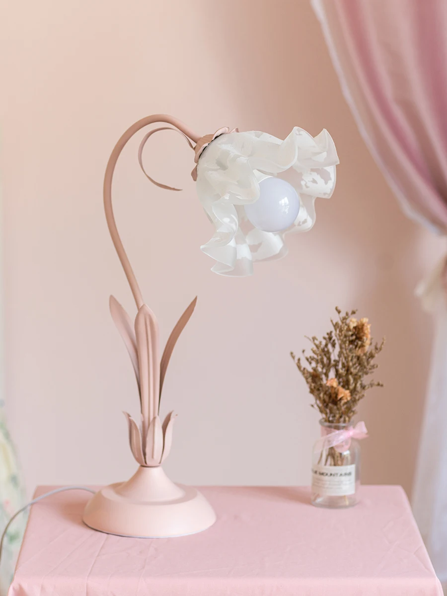 

Pink European table lamp bedside lamp bedroom ins girl heart creative online celebrity flower princess room desk decorative