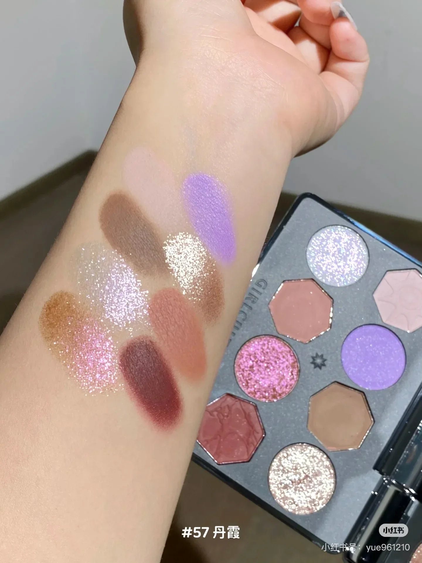 Girlcult Hmong Witch Series Vassoio per ombretti a 8 colori Blu Smoky Eye Matte Pearl Chameleon Sparkle Sparkle per il trucco divertente di Halloween