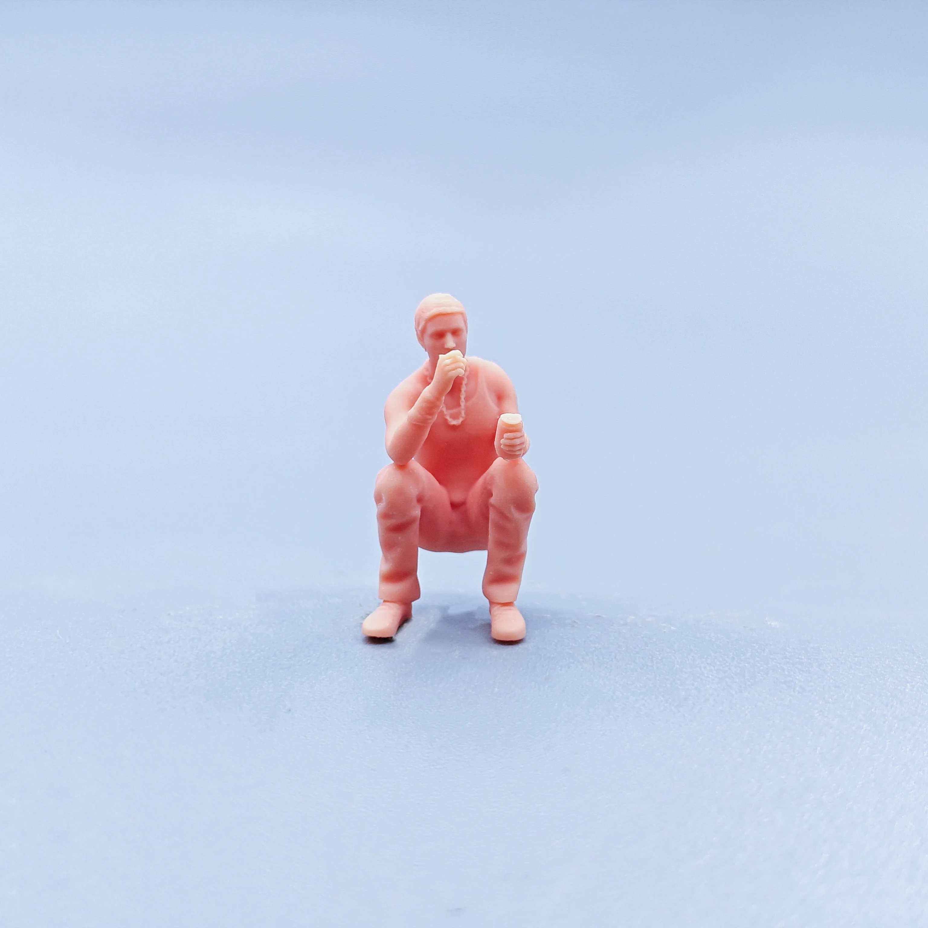 1/64 Figuren, Maßstabsmodell, Kunstharz, hockender, rauchender, trinkender Mann, ungefärbte Miniaturen, Diorama, handbemalt, D822