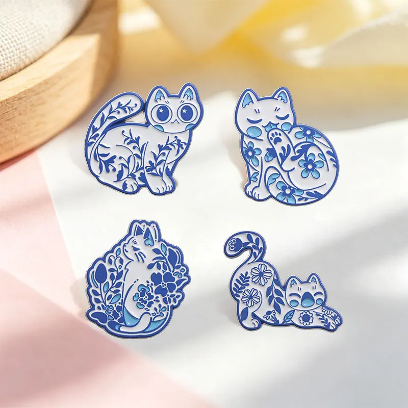 Blau-weiße mediterrane Blumen-Katzen-Emaille-Pin, Cartoon-Retro-Keramik-Kätzchen-Metallbrosche, Taschen-Reversnadel, Schmuckgeschenk für einen Freund – Detail 6