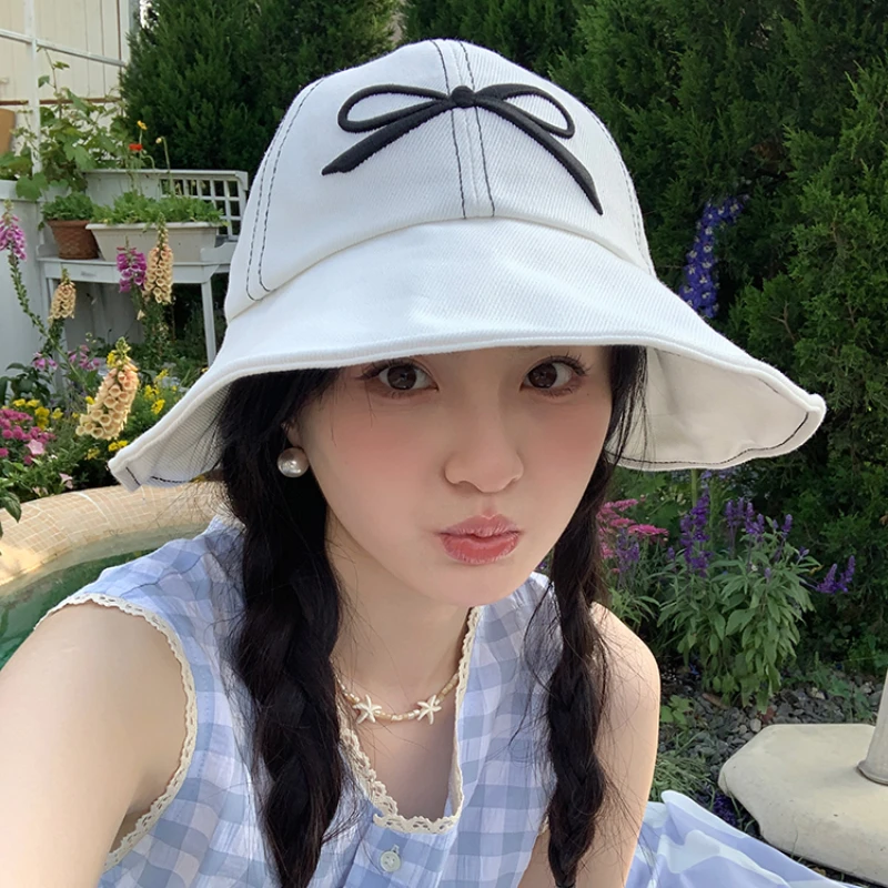 Wersja koreańska Niszowy projektant Denim Bucket Hat Summer Travel Fashion Bow Embroidery Wszechstronny pokaz twarzy Małe czapki damskie