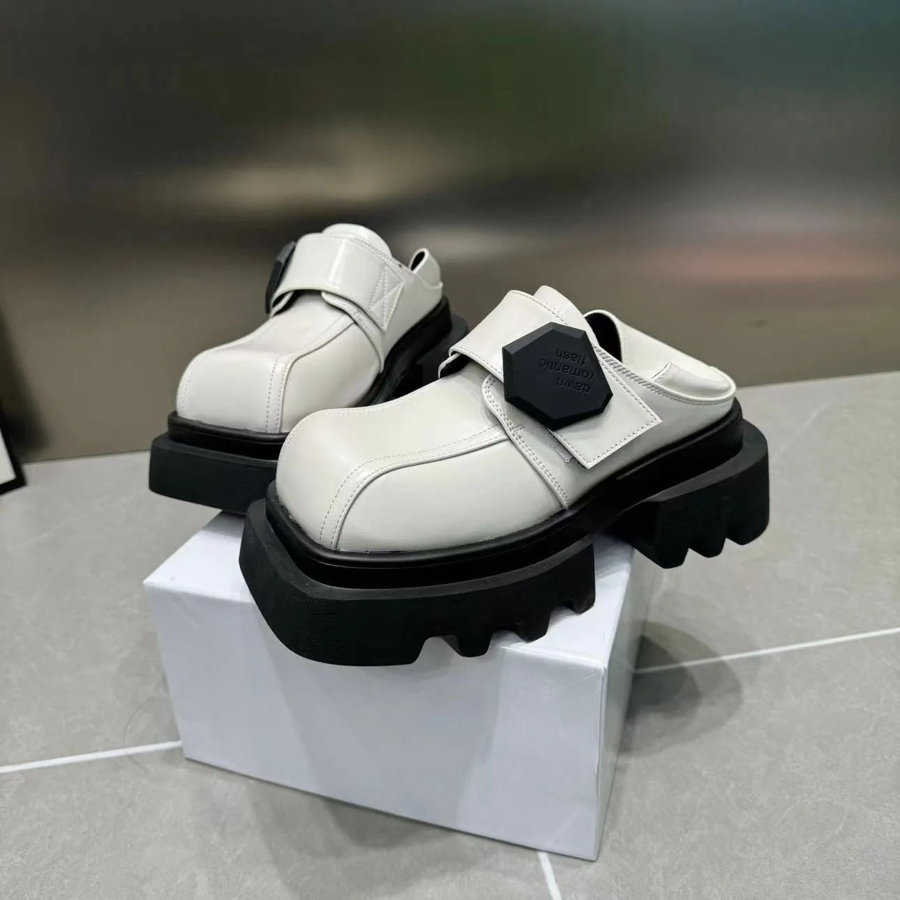 Zapatos transpirables de Velcro con cabeza cuadrada para mujer, calzado individual con suela gruesa y dos zapatos pequeños de cuero, primavera y otoño, 2024