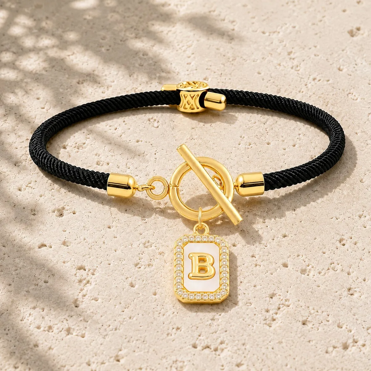 Initial Charm Schwarzes Seilarmband mit vergoldeten Buchstaben und Zirkonia, verstellbares Armband für Damen und Herren – Detail 6