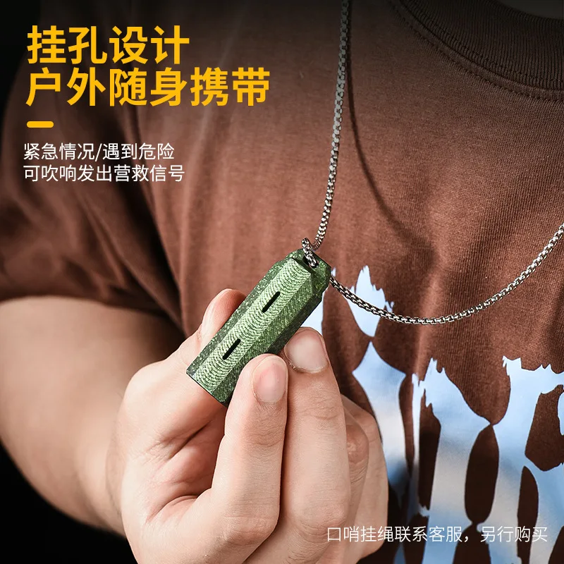 صفارة من سبائك التيتانيوم edc متعددة الوظائف للبقاء على قيد الحياة في الهواء الطلق؛ صفارة قلادة معلقة على شكل مدرب بوصلة عالية النبرة.