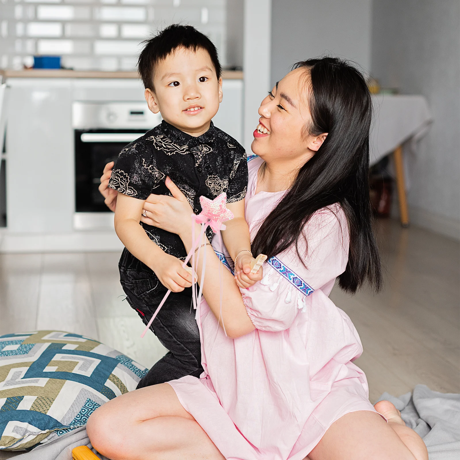 

2Pcs Star-Shaped Fairy Stick Decorative Glitter Rod for Kids Playtime Birthday Party Stage Performance Accessory