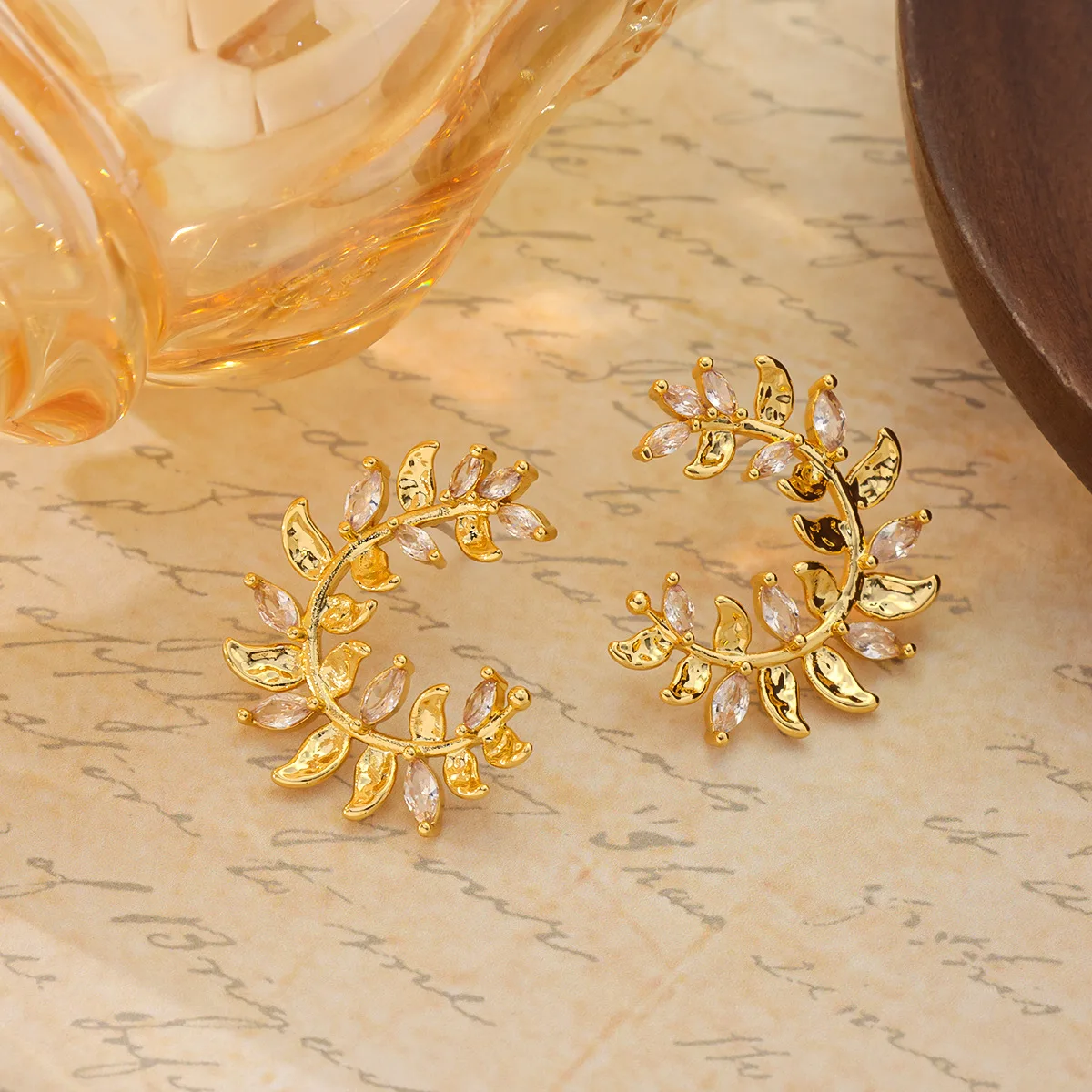 

Популярные женские серьги-гвоздики с вставкой из оливковой ветви и циркона, серебро 925 пробы