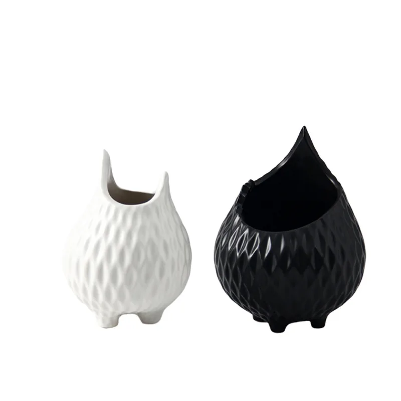 

Textured line ceramic vase creativity