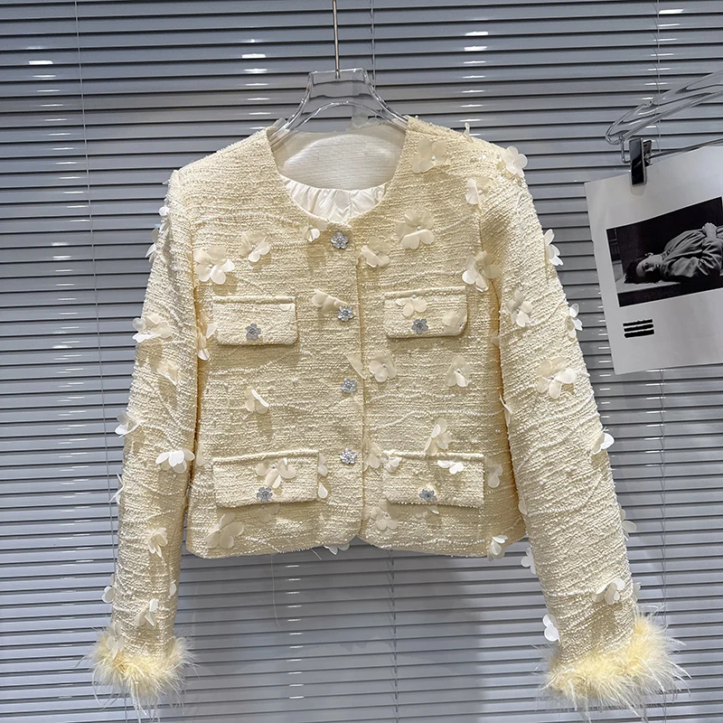 معطف شتوي جديد لعام 2025 بتصميم عطري صغير ثلاثي الأبعاد بأكمام ريشة على شكل زهرة وبطانة سفلية معطف قصير للنساء #3