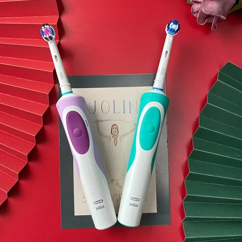 Электрическая зубная щетка Oral B D12 Vitality с таймером и 2D чисткой — изображение товара