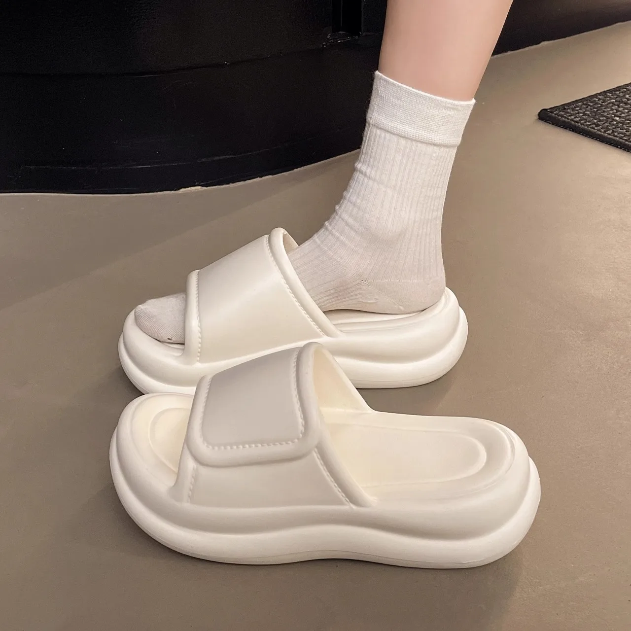 Women's Thick Soled Slippers, The New Summer Slippers Of 2025 Are Fashionable Non Slip Suitable For Home Bathroom Beach, Outdoor