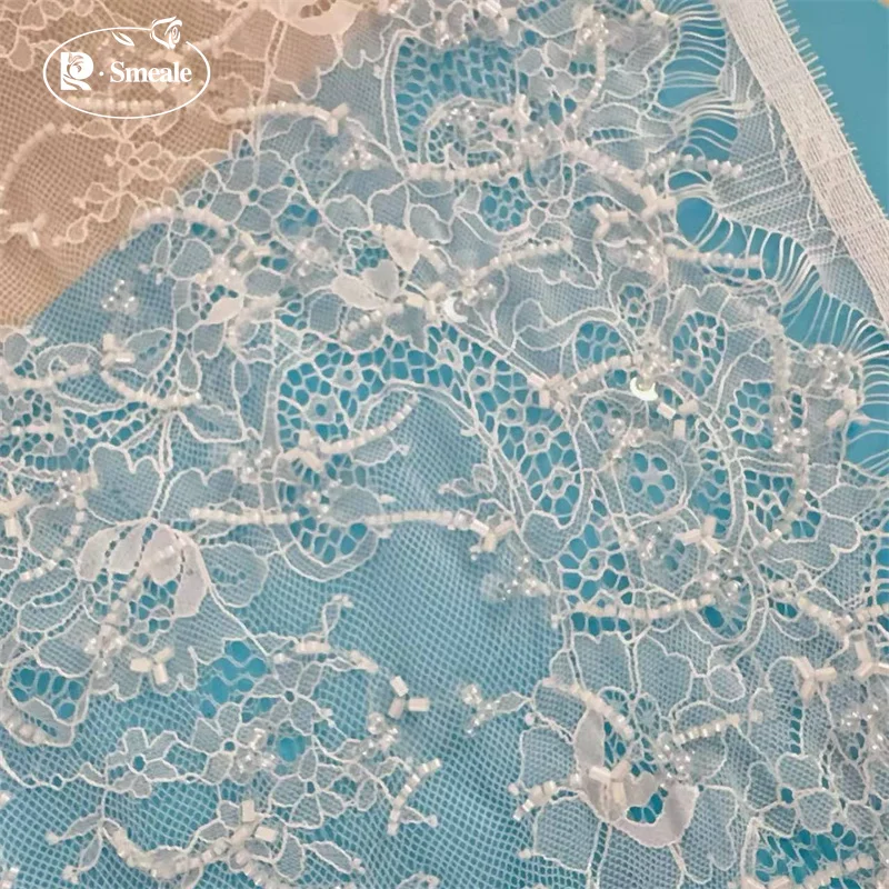 Perlen-Pailletten-Spitzenstoff. Luxuriöses Abendkleid aus französischer Spitze. Hochwertige Maßanfertigung für Braut- und Hochzeitsstoffe. – Detail 7
