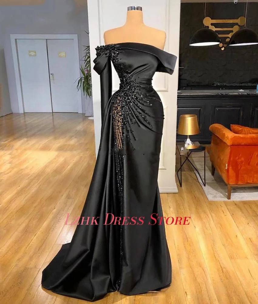 ชุดราตรีทรงเมอร์เมดผ้าซาตินแต่งคริสตัลประดับลูกปัดแบบเปิดไหล่ แขนยาว ดีไซน์เฉพาะตัว