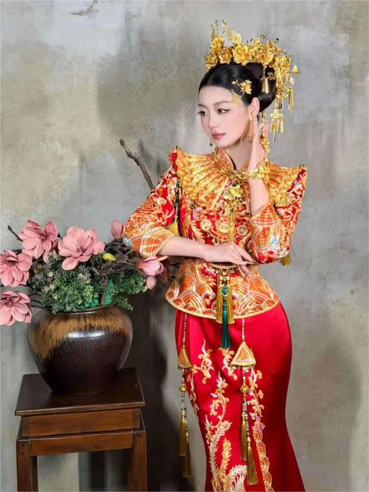 The new Chinese-style fish-tail drag bride's wedding ceremony toasting heavy embroidery luxurious and grand