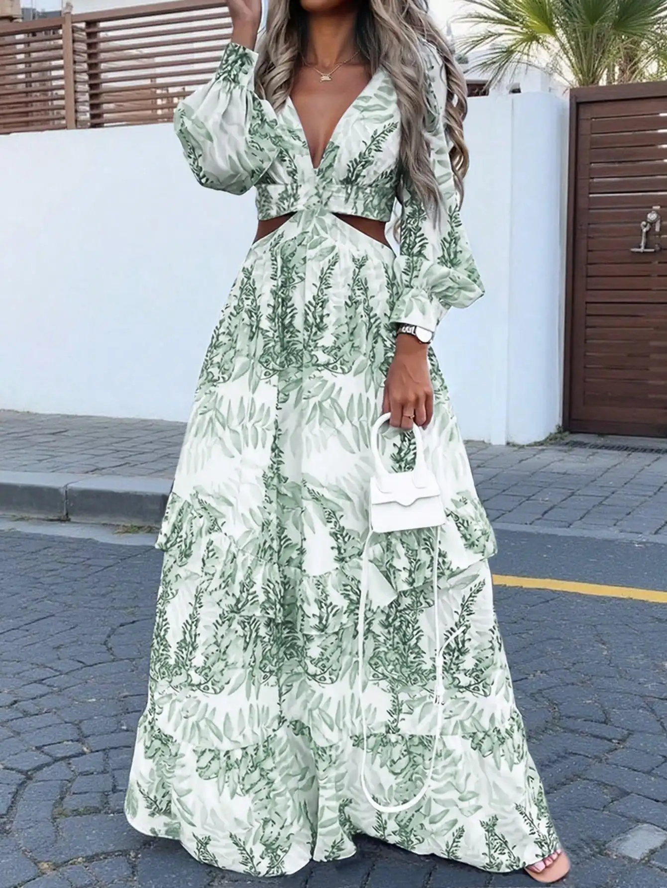 Damska niebieska sukienka maxi w kwiaty z dekoltem w serek, wycięciami i falbankami na rękawach, idealna na wakacje na plaży.