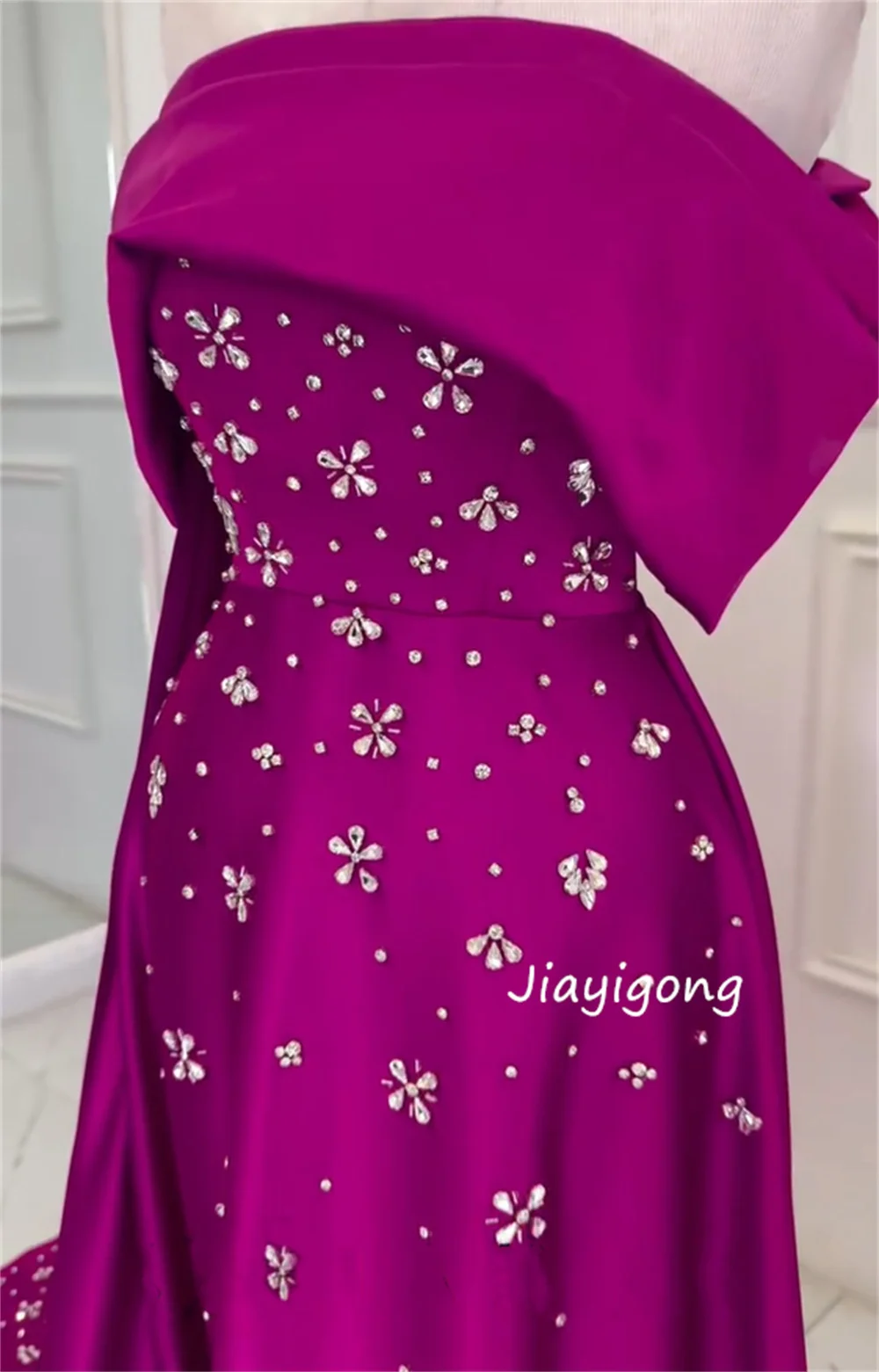 Sukienki szyte na miarę, eleganckie, z plisami, cekinami, o kroju litery A, z odkrytymi ramionami, długie, na specjalne okazje, imprezy, błyszczące.