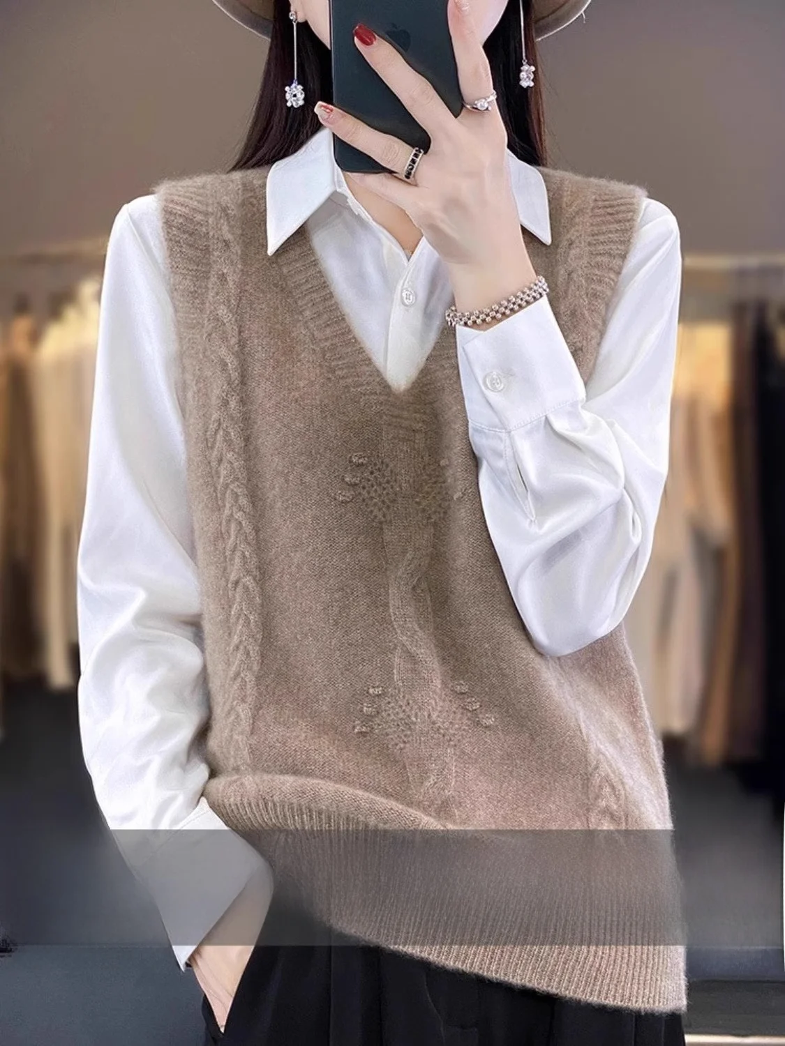 2024 Winter Women's Cashmere Vest Loose V-Neck Knitted Outerwear Tassel Design Regular Length  Color Commute Style