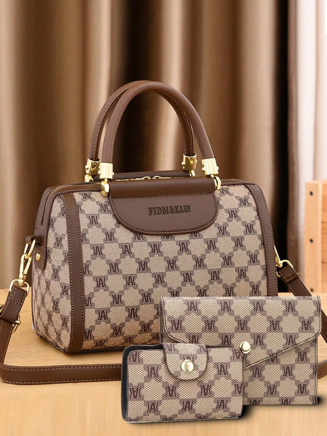 

Набор из 3-х женских сумок с монограммным принтом, с верхней ручкой и ремнем через плечо