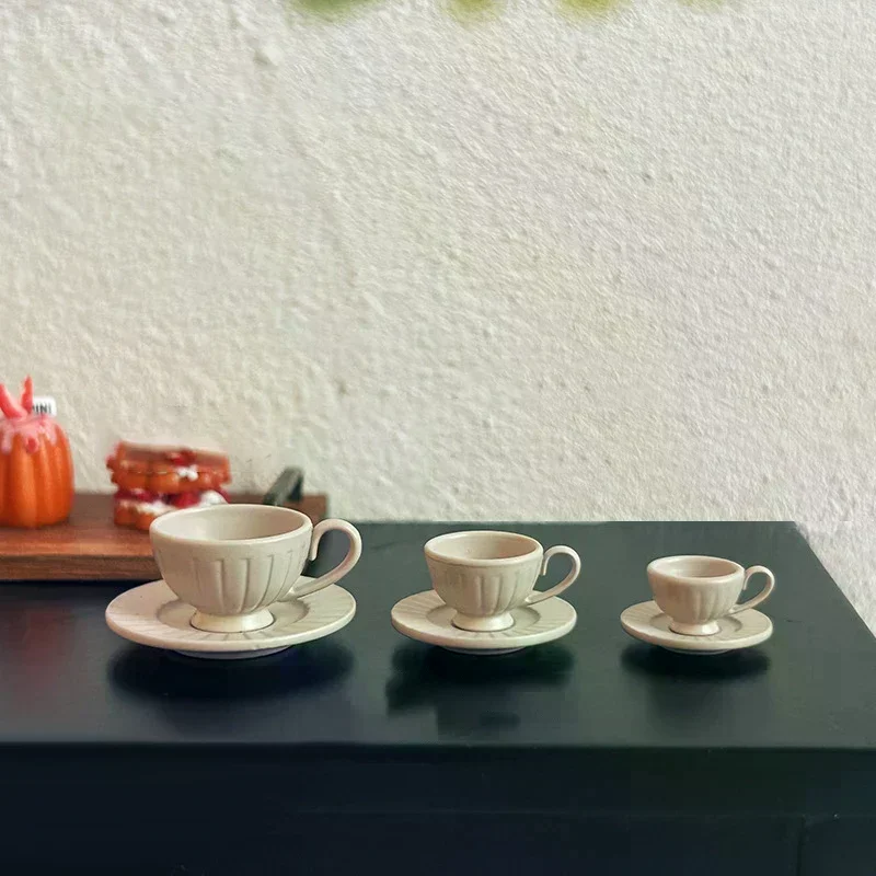 ชุดเครื่องครัวจิ๋วสำหรับบ้านตุ๊กตา 2 ชิ้น ลายแนวตั้ง ถ้วยกาแฟและจาน ของเล่นจำลอง อุปกรณ์ตกแต่งบ้านตุ๊กตา