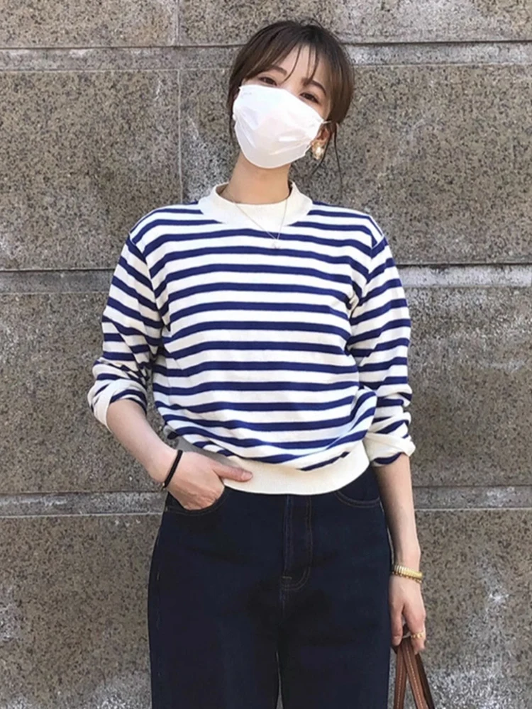루즈핏 한국 스타일 여성 니트 스웨터 블루 화이트 스트라이프 오버사이즈 부드럽고 편안한 라운드 넥 풀오버 가을 패션