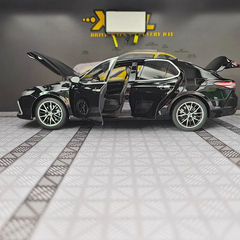 

1: 18 Simulation Large Toyota Camry alloy car model, doors and engine hood, trunk can be opened, static desktop gift