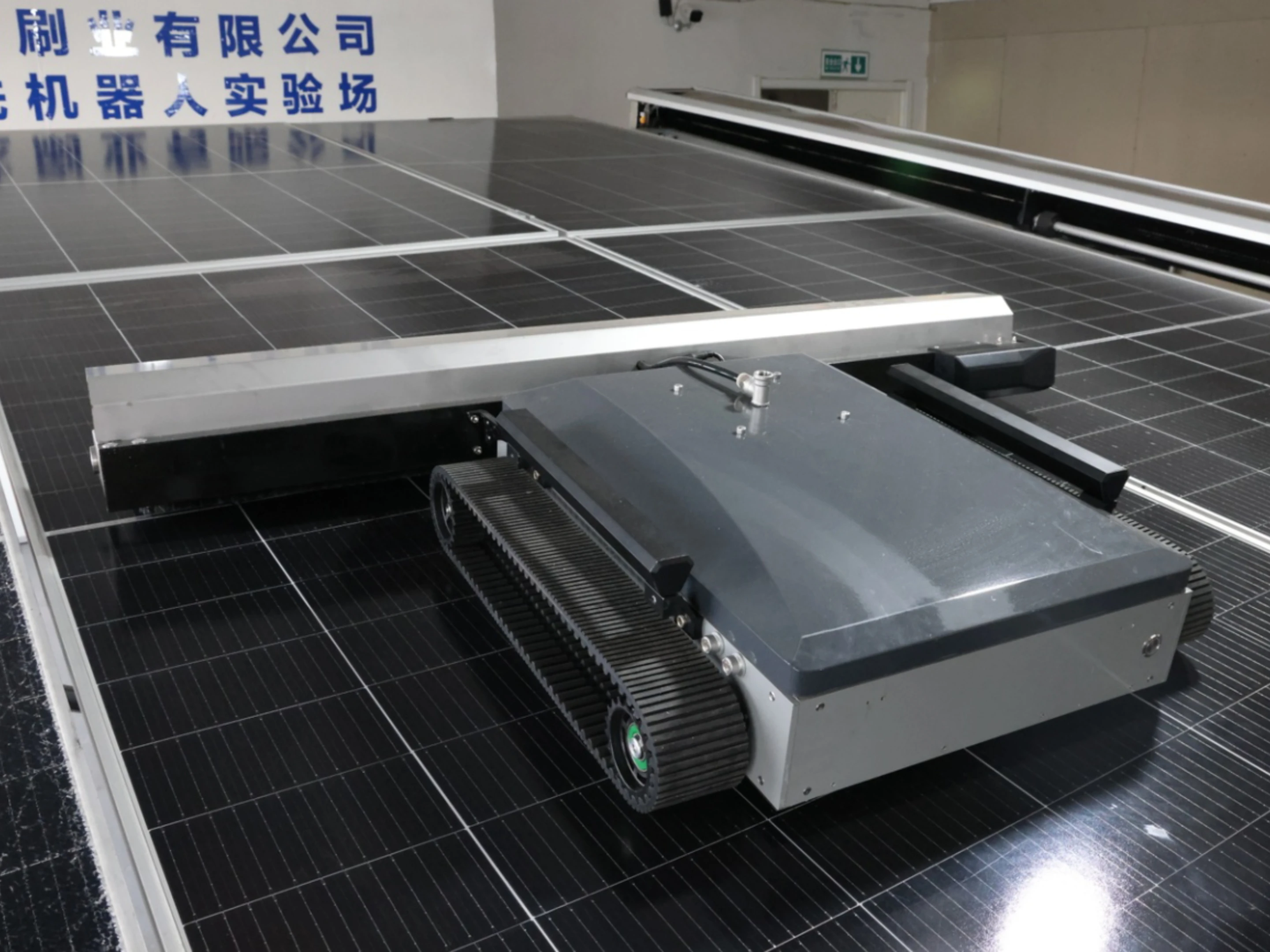 Zhenda Environmentally Friendly Track Type Photovoltaic Cleaning Remote Control Robot for Solar Panel Cleaning