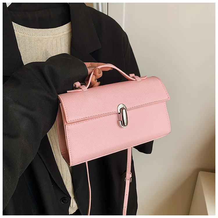 حقيبة كلاتش كروس أنيقة وبسيطة - حقيبة يد مصممة من الباريس مع شعار حرف عتيق، محفظة ركاب جلدية بلون موحد