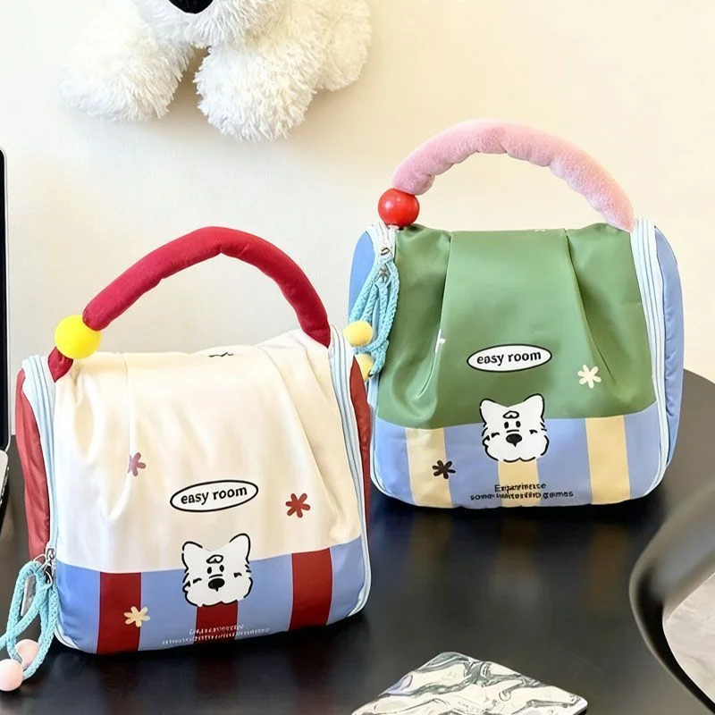 Cute portable mommy bag, mommy's worry-free bag, lightweight and convenient for carrying baby formula and bottle storage when go