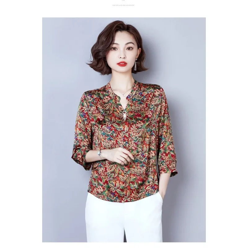 

Женская красная атласная блузка с цветочным принтом, V-образным вырезом и декоративной подвеской, элегантный топ с рукавом 3/4