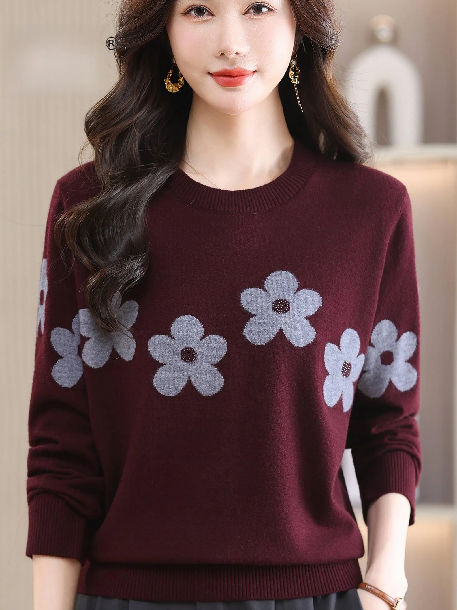 

Spring Fashion Floral Embroidered Knitwear Women's round Neck Stylish Ageless Mommy Style Top Overhead T-Shirt Thin Sweater