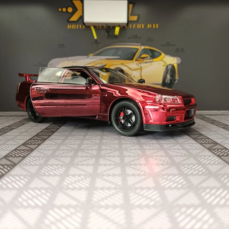 

1:24 модель автомобиля Nissan GT-R34 с гальваническим покрытием, двери с обеих сторон, которые и передние двери капота и багажника также можно открыть.