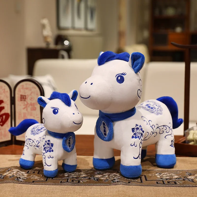 Blauw en wit porseleinen paardenpop 2026 Hot Sale Nieuwjaar mascotte paard knuffel Nieuwjaarsfeest cadeau uitwisseling cadeau Home Decor