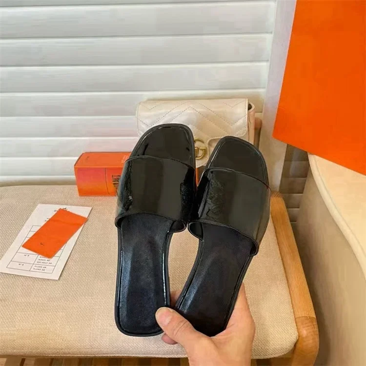 Sandales de styliste en cuir pour femmes, chaussures de plage plates, tongs de qualité supérieure