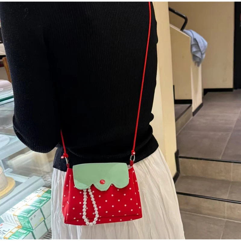 Erdbeerfarbene gepunktete Umhängetasche, leichte, vielseitige Umhängetasche für Pendlerinnen, niedliche Flip-Messenger-Tasche, Mädchen-Geldbörse – Detail 2